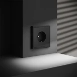 Розетка с заземлением и шторками (черный матовый) Voltum S70 VLS040208