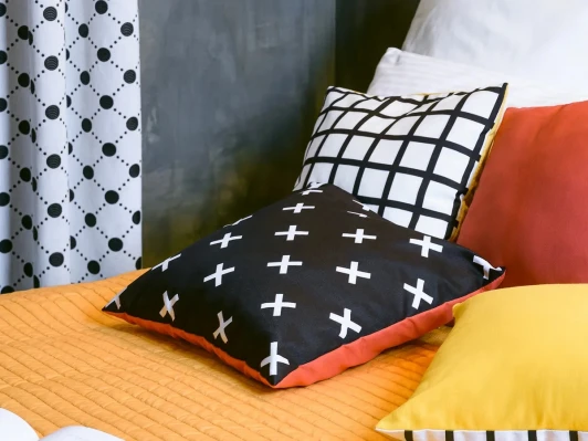 755222 Декоративная подушка Memphis ОГОГО 755222 (желтый, черный)