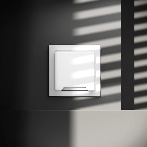 Розетка с заземлением, шторками и крышкой (белый глянцевый) Voltum S70 VLS040301