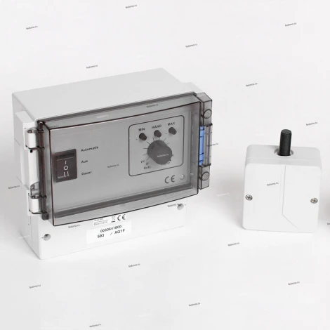 Настенный регулятор скорости вращения лопастей с датчиком температуры накладной Vortice Vort Delta, белый с черным, 6A, IP54