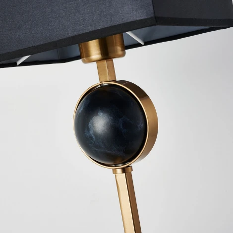 Интерьерная настольная лампа Favourite Diva 2822-1T (220V, куб)