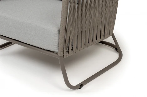 "Багамы" кресло плетеное из роупа, каркас алюминий бежево-серый (RAL7006) муар, роуп серо-коричневый 23мм, ткань светло-серая 4SIS арт.УТ-00009553