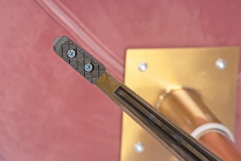 Кресло дизайнерское DOBRIN SWAN (розовый велюр BLUVEL52, золотое основание)