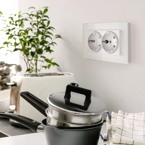 Рамка для двойной розетки Favorit (белый,стекло) Werkel W0081101 (a051191)