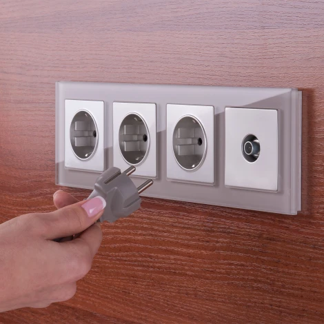 Розетка с заземлением и шторками (серебряный) IP31 Werkel W1171106 (a050891)