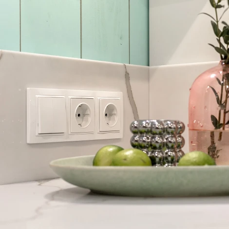 Розетка с заземлением, безвинтовой зажим (белый) Werkel W1171301 (a051108)