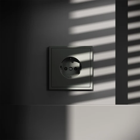 Розетка с заземлением и шторками (титан) Voltum S70 VLS040206