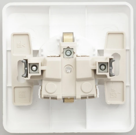 Розетка встраиваемая с заземлением и шторками (белый) Systeme Electric Этюд PC16-004B