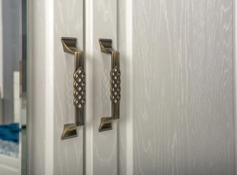 Шкаф Mobi Ливерпуль с зеркалом белый / ясень ваниль 518181