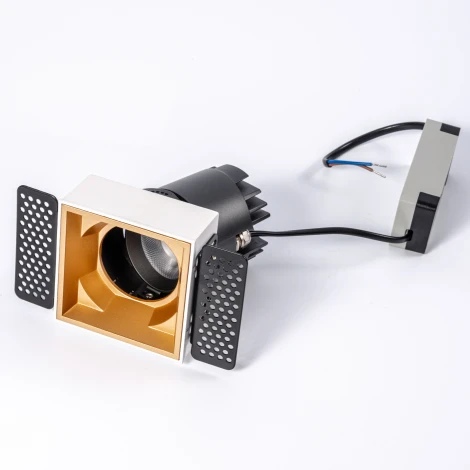 Точечный встраиваемый светодиодный светильник, квадратная рамка, золотой отражатель Fiberli 302T75 12130205