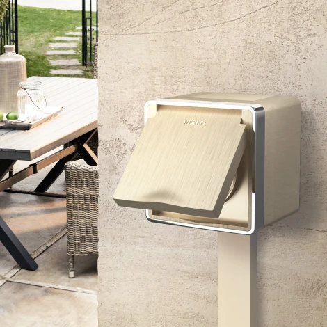 Розетка влагозащ. с зазем. с защит. крышкой и шторками Gallant (шампань рифленый) Werkel W5071210 (a051048)