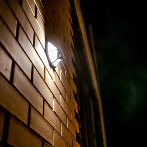 Садовый светильник на солнечной батарее, с датчиком движения. 100 светодиодов 1*18650 Li-Io аккумулятор в/к. IP44. Uniel USL-F-167/PT100 SENSOR