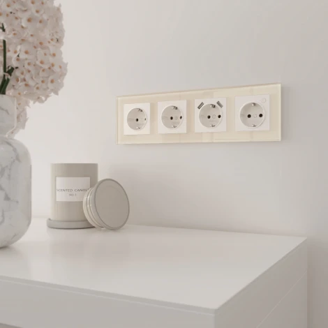 Рамка на 4 поста Favorit (молочный, стекло) Werkel W0041141 (a058816)