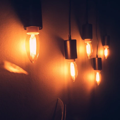 Лампочка светодиодная свеча желтая E14 5W Uniel LED-C35-5W/GOLDEN/E14 GLV21GO