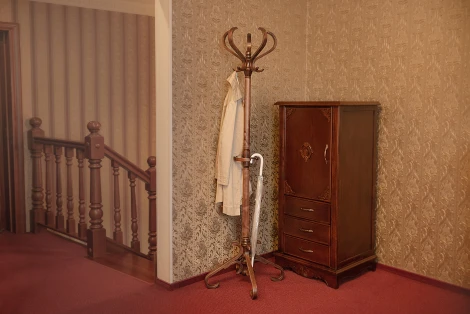 Вешалка напольная В 10Н средне-коричневый от фабрики Mebelik