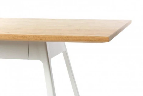 Обеденный стол Yardbird Cosmo с металлическими ножками