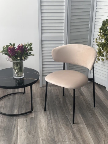 Стул M-City ЛЕОНАРДО H-06 Бежевый, велюр / черный каркас