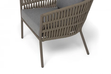"Комо" кресло плетеное из роупа, каркас алюминий бежево-серый (RAL7006) муар, роуп серо-коричневый 23мм, ткань темно-серая 027 4SIS COM-A-001 RAL7006 Mua S-G-brown(D-gray027)