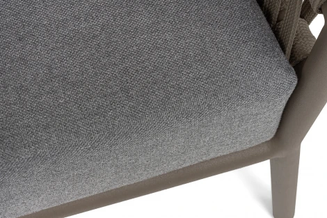 "Комо" кресло плетеное из роупа, каркас алюминий бежево-серый (RAL7006) муар, роуп серо-коричневый 23мм, ткань темно-серая 027 4SIS COM-A-001 RAL7006 Mua S-G-brown(D-gray027)