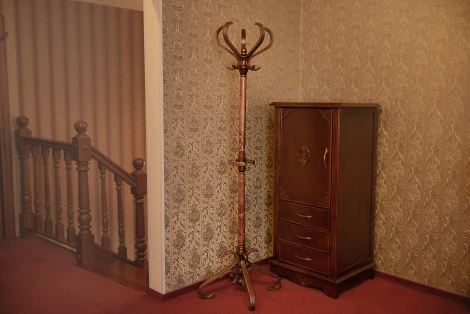 Вешалка напольная В 10Н средне-коричневый от фабрики Mebelik