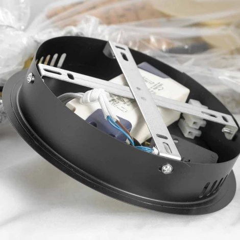 Потолочная люстра на штанге Lussole Loft Gilbert LSP-8433 (LED, 220V, IP21)