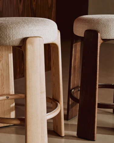 Granite Полубарный табурет из бежевого шенилла и массива ясеня в натуральной отделке 65 см La Forma (ex Julia Grup) 420259