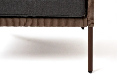 "Канны" кресло плетеное из роупа, каркас алюминий коричневый (RAL8016) муар, роуп коричневый круглый, ткань темно-серая 027 4SIS арт.УТ-00007761