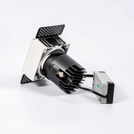 Точечный встраиваемый светодиодный светильник, квадратная рамка, белый отражатель Fiberli 302T75 12130206