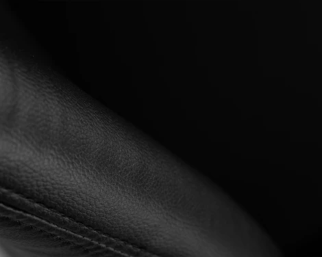 Офисное кресло для руководителей DOBRIN COLTON (черный)