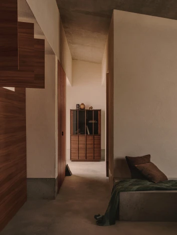 Витрина Onix из массива ореха и орехового шпона темная отделка 101 x 170 см La Forma (ex Julia Grup) 205360