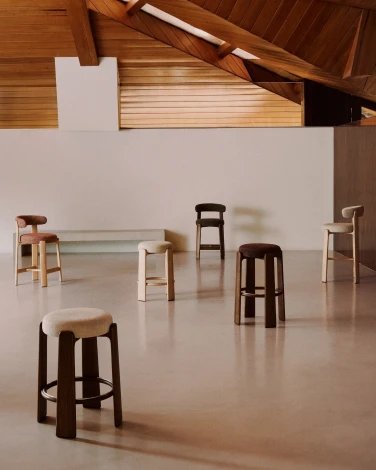 Полубарный стул Granite из бежевого шенилла и ясеня с натуральной отделкой 65 см La Forma (ex Julia Grup) 301967