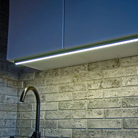 Светильник линейный линейный светодиодный (аналог Т5), 230В. Кабель 0,9м с вилкой и крепление в/к. 4000K Volpe ULI-Q951 14W/4000K IP20 BLACK