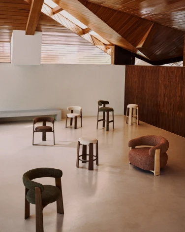 Granite Кресло из коричневого шенилла и массива ясеня в отделке орех арт.207787