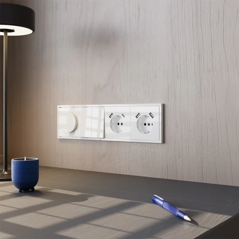 Розетка с заземлением, шторками и USB Type A+С (белый глянцевый) Voltum S70 VLS040501