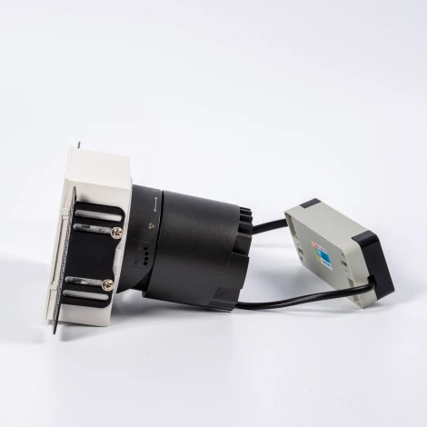 Точечный встраиваемый светодиодный светильник, квадратная рамка, белый отражатель Fiberli 302T75 12130206