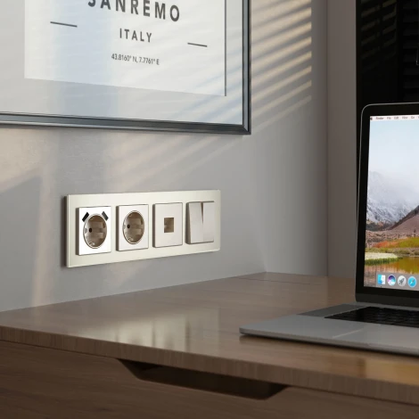 Рамка на 4 поста (шампань, стекло soft-touch) Werkel W0043111 (a064579)