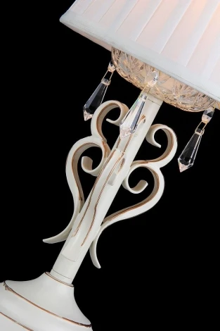 Интерьерная настольная лампа Maytoni Triumph ARM288-00-G