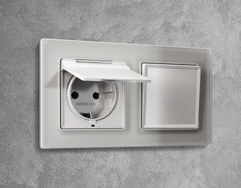 Лицевая панель Ambrella Volt ALFA (Серебро глянец) для электрической розетки с заземлением со шторками и крышкой IP44 QUANT AP4080