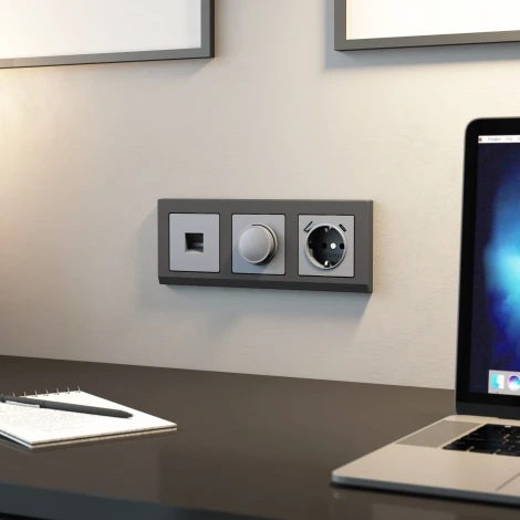 Розетка с заземлением,шторками и USB Type A+С (серебряный матовый) Werkel W1171765 (a063618)