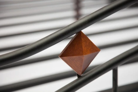 Кровать AT-126 красный дуб/черный (дерево гевея/металл)