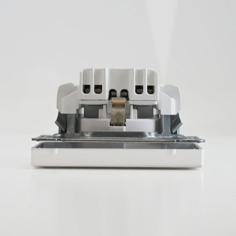 Розетка с заземлением и шторками (лотос) Systeme Electric GAL001345