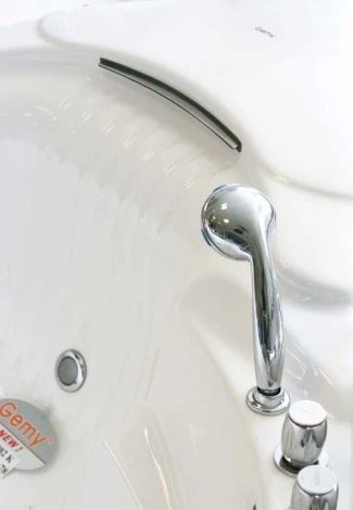 Акриловая ванна Gemy G9082 K