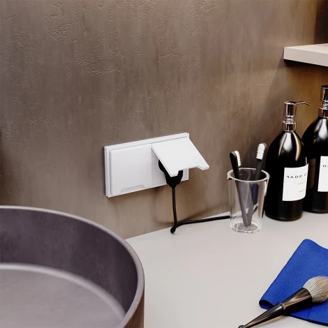 Розетка с заземлением, шторками и крышкой (белый глянцевый) Voltum S70 VLS040301