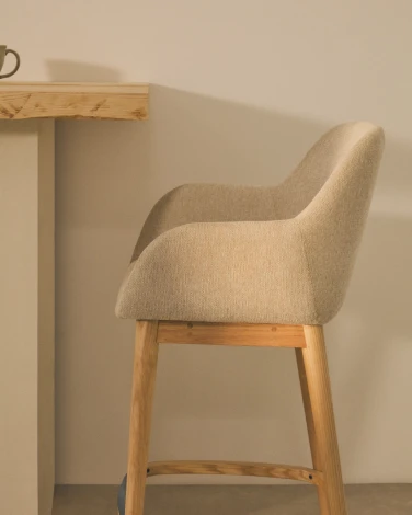 Полубарный стул Konna бежевого цвета с ножками из массива ясеня в светлой отделке, 65 см La Forma (ex Julia Grup) арт.216142
