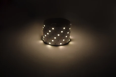 Светодиодная лента 12V 5м белый теплый ЭРА LS5050-7,2-30-12-3000K-IP20-1 year-5m