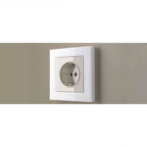 Розетка встраиваемая с заземлением и шторками Werkel, слоновая кость
