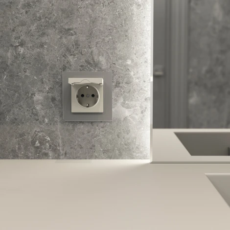 Розетка с заземлением, шторками и защит. крышкой (дымчатый) Werkel W1271204