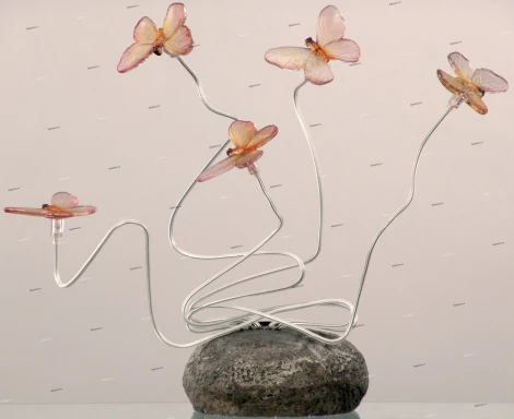 Светильник уличный светодиодный на солнечных батареях Globo solare бабочки на камне