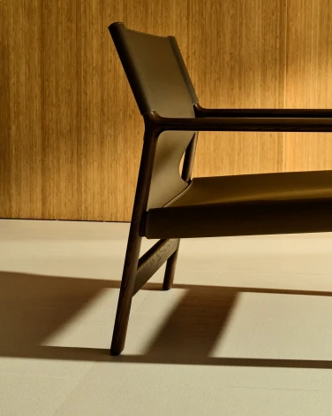 Кресло Jan из переработанной кожи темно-коричневого цвета и ясеня в ореховом цвете La Forma (ex Julia Grup) 301332