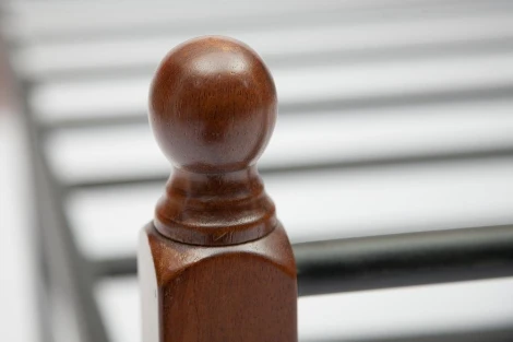 Кровать AT-126 красный дуб/черный (дерево гевея/металл)